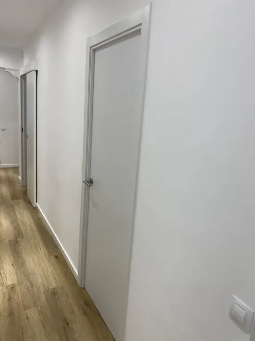 Instalación de puertas nuevas en showroom y obra — 1