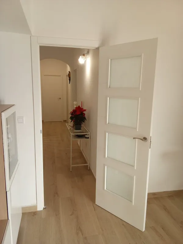 instalación de puertas nuevas en instalacion puertas nuevas - detalle de acabado mostrando proceso de trabajo