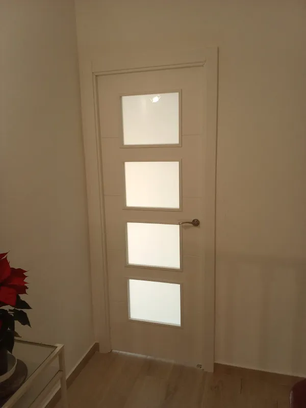 instalación de puertas nuevas en instalacion puertas nuevas - proceso de instalación mostrando materiales de calidad