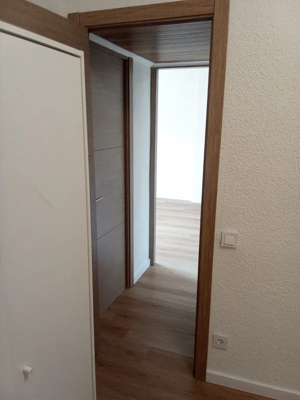 instalación de puertas nuevas en instalacion puertas nuevas - proceso de instalación mostrando técnica profesional