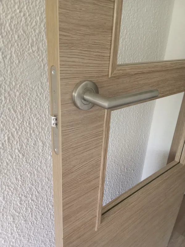 instalación de puertas nuevas en instalacion puertas nuevas - proceso de instalación mostrando proceso de trabajo