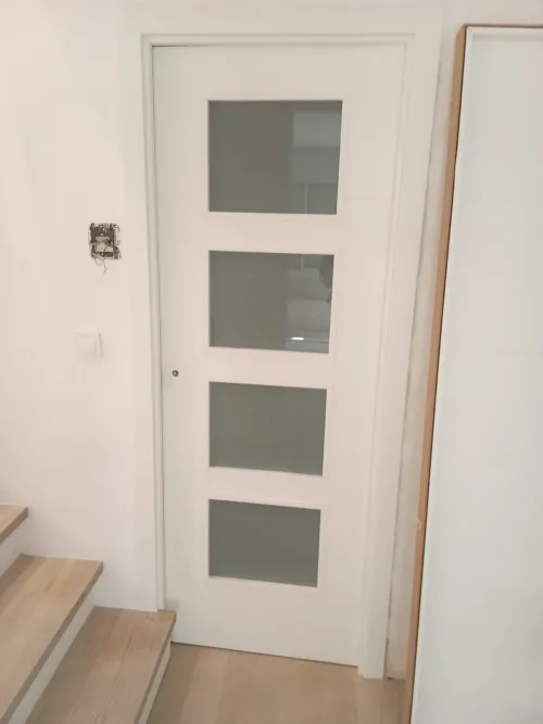 Instalación de puertas nuevas en showroom y obra — 2