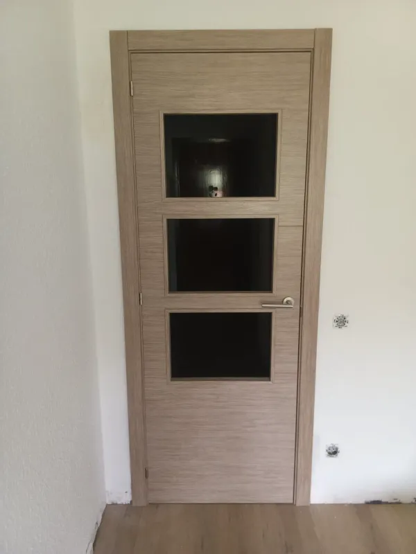 instalación de puertas nuevas en instalacion puertas nuevas - detalle de acabado mostrando técnica profesional