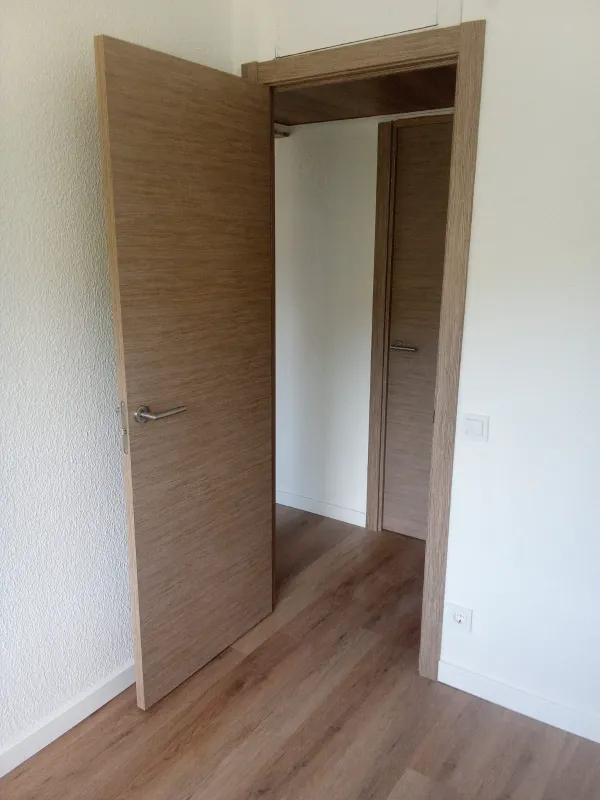 instalación de puertas nuevas en instalacion puertas nuevas - vista del proyecto mostrando técnica profesional