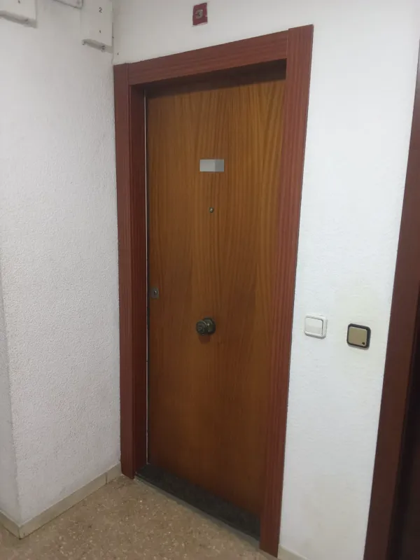 instalación de puertas nuevas en instalacion puertas nuevas - proceso de instalación mostrando materiales de calidad