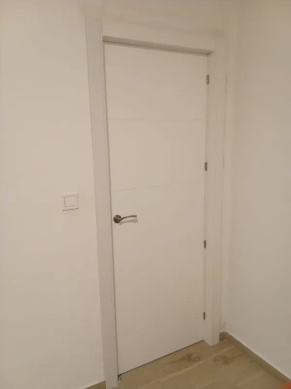 instalación de puertas nuevas en instalacion puertas nuevas - trabajo profesional mostrando acabado perfecto
