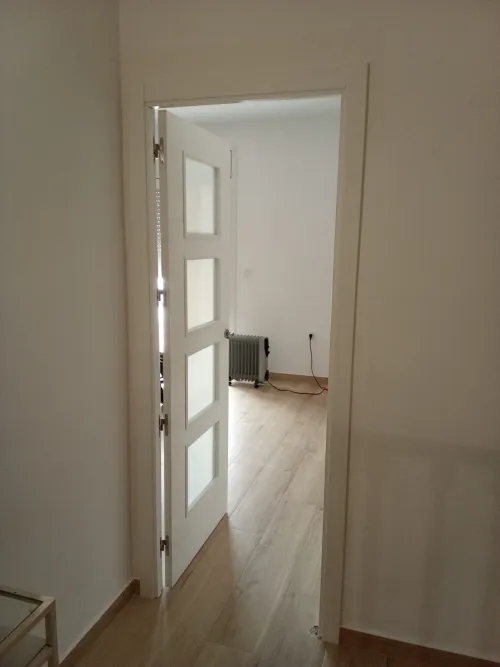 Instalación de puertas nuevas en showroom y obra — 3