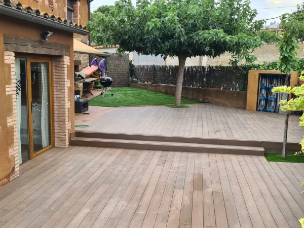 instalación de tarima exterior hogar en Cerdanyola del Vallès - trabajo profesional mostrando técnica profesional