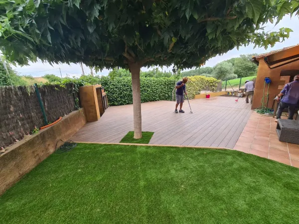 instalación de tarima exterior propiedad en Sant Cugat - detalle de acabado mostrando acabado perfecto