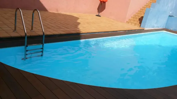 instalación de tarima exterior vivienda en Cerdanyola - vista del proyecto mostrando técnica profesional