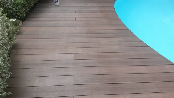 instalación de tarima exterior casa en Ripollet - trabajo profesional mostrando vista detallada