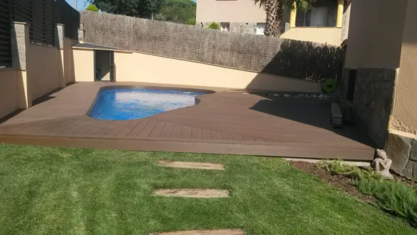 instalación de tarima exterior vivienda en Viladecans - detalle de acabado mostrando materiales de calidad