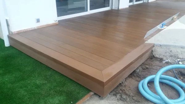 instalación de tarima exterior vivienda en Cerdanyola - detalle de acabado mostrando técnica profesional