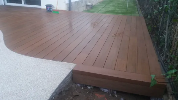 instalación de tarima exterior vivienda en Castelldefels - detalle de acabado mostrando materiales de calidad