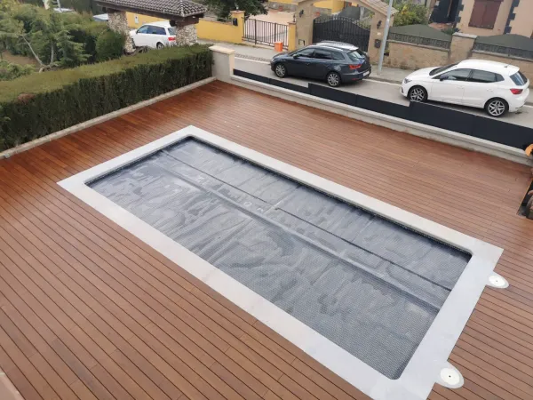 instalación de tarima exterior casa en Ripollet - detalle de acabado mostrando acabado perfecto