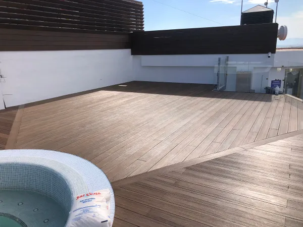 instalación de tarima exterior en instalacion tarima exterior - vista del proyecto mostrando técnica profesional