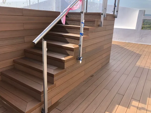 instalación de tarima exterior hogar en Cerdanyola del Vallès - vista del proyecto mostrando materiales de calidad