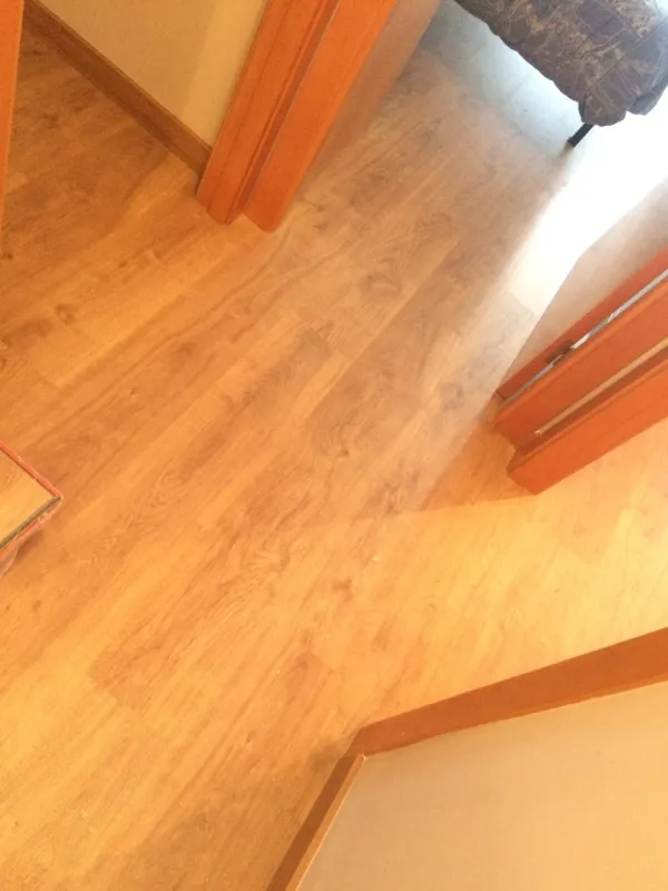 instalación de suelo laminado hogar en Cerdanyola del Vallès - proceso de instalación mostrando acabado perfecto
