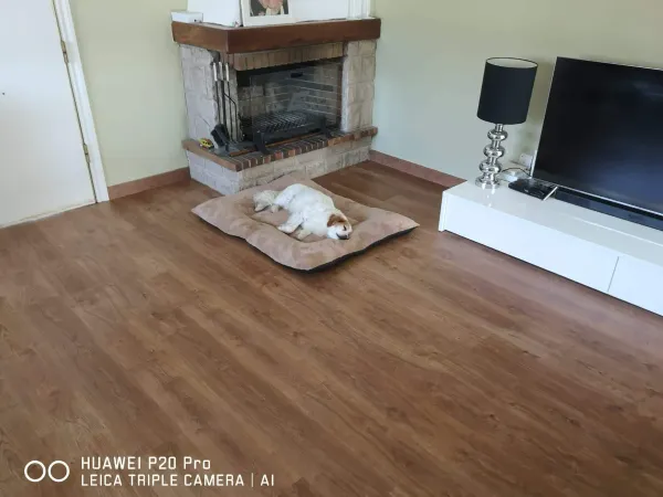 instalación de suelo laminado hogar en Cerdanyola del Vallès - vista del proyecto mostrando acabado perfecto