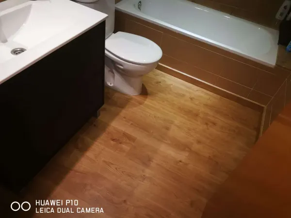 instalación de suelo laminado vivienda en Ripollet - trabajo profesional mostrando vista detallada
