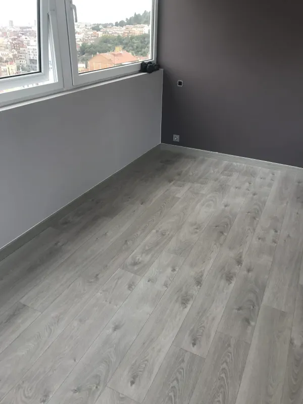 instalación de suelo laminado en instalacion suelo laminado - trabajo profesional mostrando proceso de trabajo