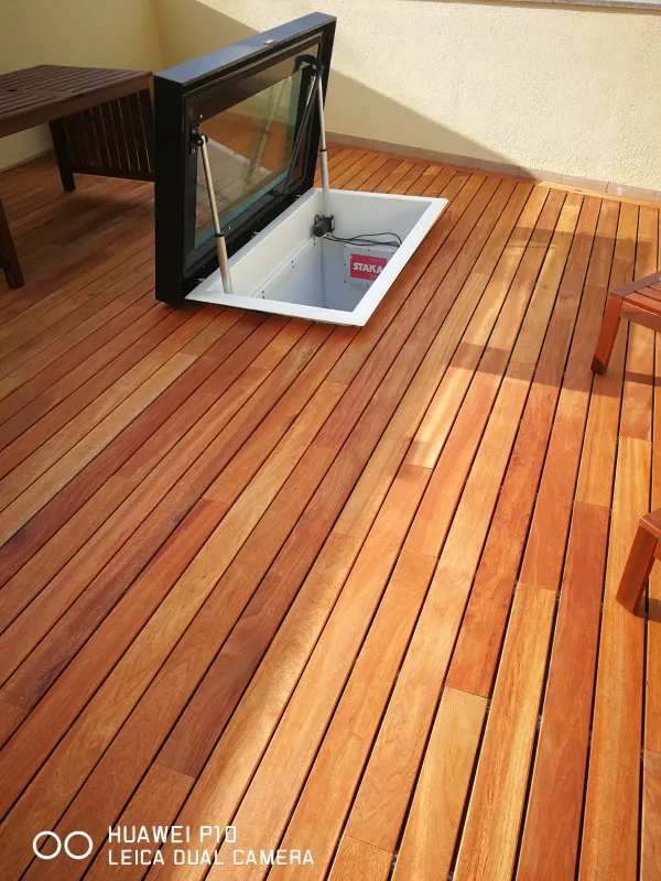 instalación de tarima exterior vivienda en Cerdanyola - proceso de instalación mostrando proceso de trabajo