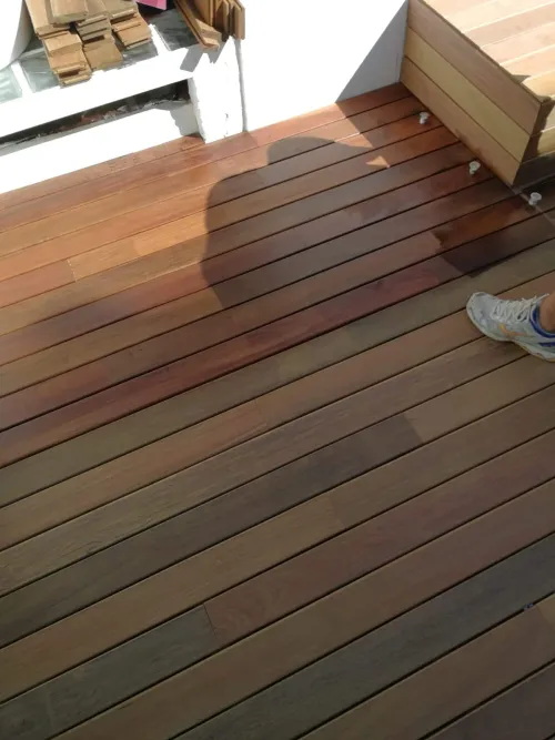 Instalación de tarima exterior en showroom y obra — 2