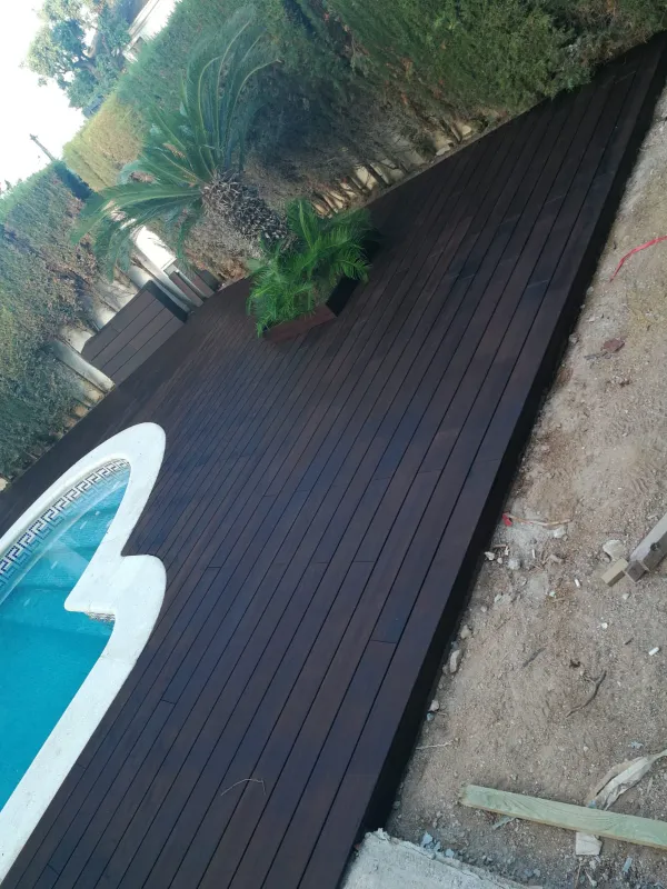 instalación de tarima exterior propiedad en Cerdanyola - vista del proyecto mostrando vista detallada