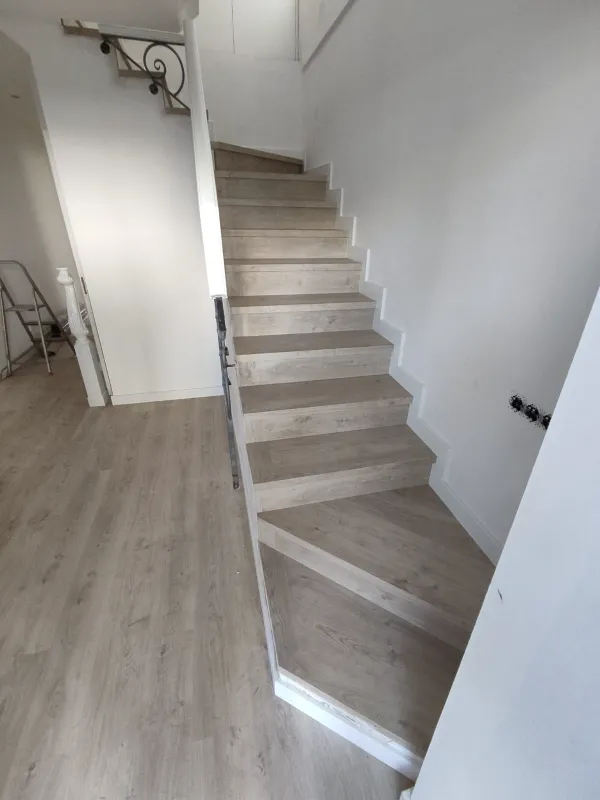 instalación de suelo laminado vivienda costera en Gavà - detalle de acabado mostrando materiales de calidad