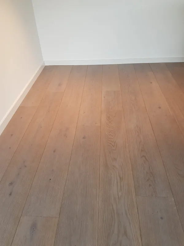 instalación de suelo laminado en instalacion suelo laminado - trabajo profesional mostrando materiales de calidad