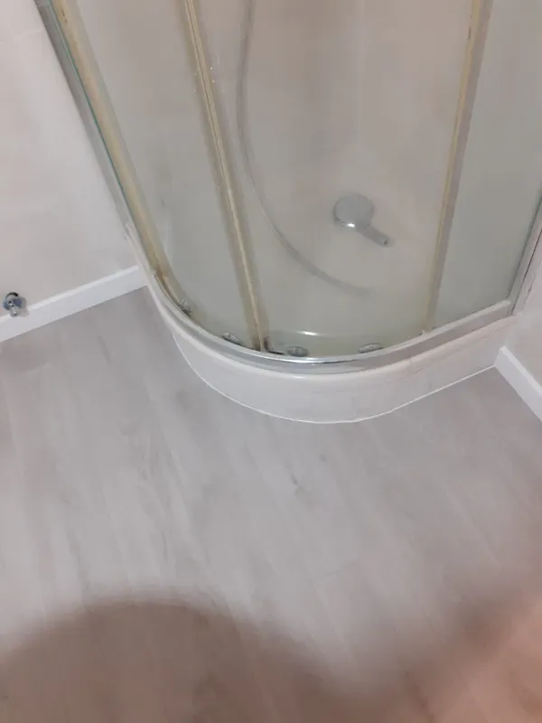 instalación de suelo laminado propiedad en Gavà - vista del proyecto mostrando técnica profesional