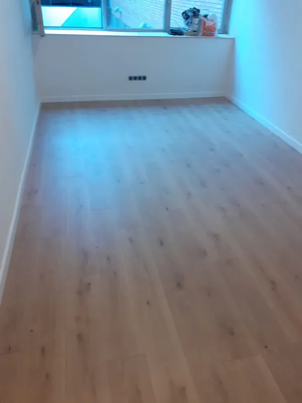 instalación de suelo laminado en instalacion suelo laminado - detalle de acabado mostrando técnica profesional