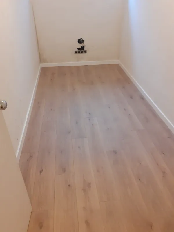 instalación de suelo laminado casa en Ripollet - vista del proyecto mostrando proceso de trabajo
