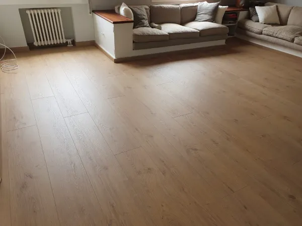instalación de suelo laminado hogar en Ripollet - detalle de acabado mostrando materiales de calidad
