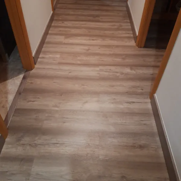 instalación de suelo laminado propiedad en Castelldefels - detalle de acabado mostrando vista detallada