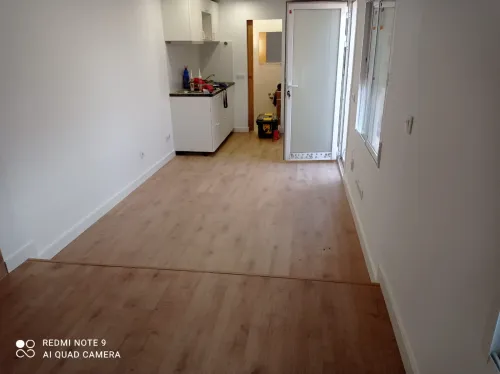 Instalación de suelo laminado en showroom y obra — 3