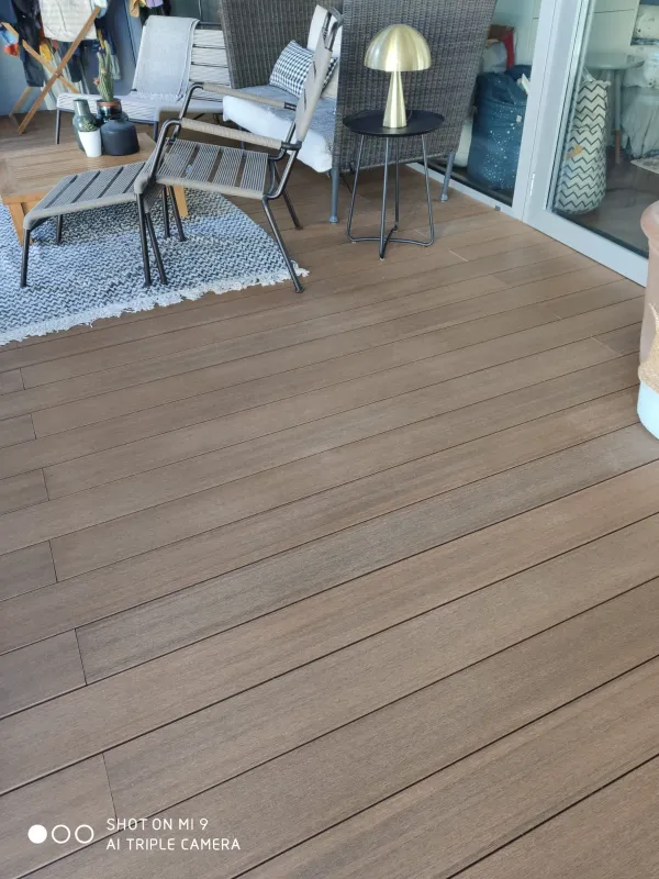 instalación de tarima exterior hogar en Cerdanyola del Vallès - proceso de instalación mostrando acabado perfecto