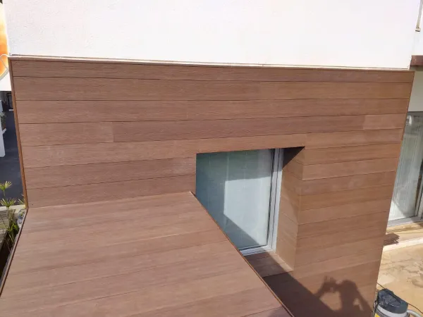 instalación de tarima exterior vivienda en Terrassa - detalle de acabado mostrando materiales de calidad