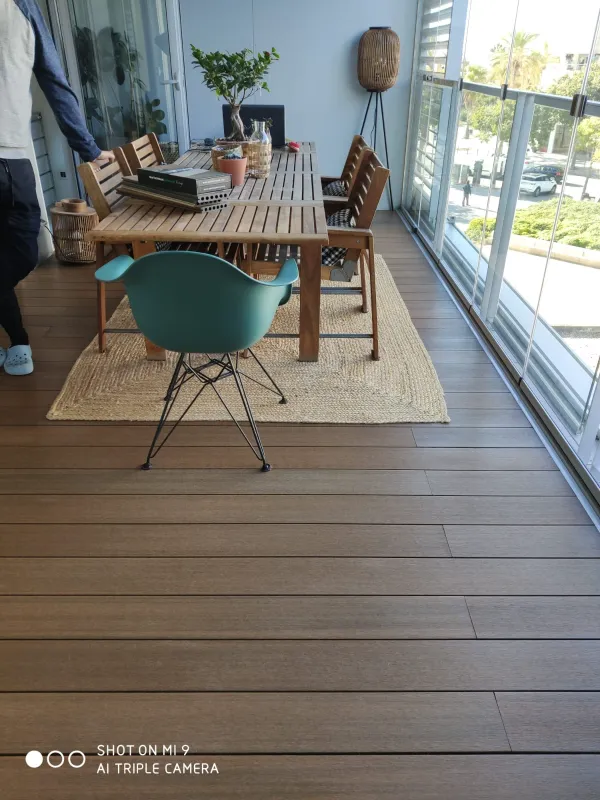 instalación de tarima exterior hogar en Ripollet - proceso de instalación mostrando materiales de calidad