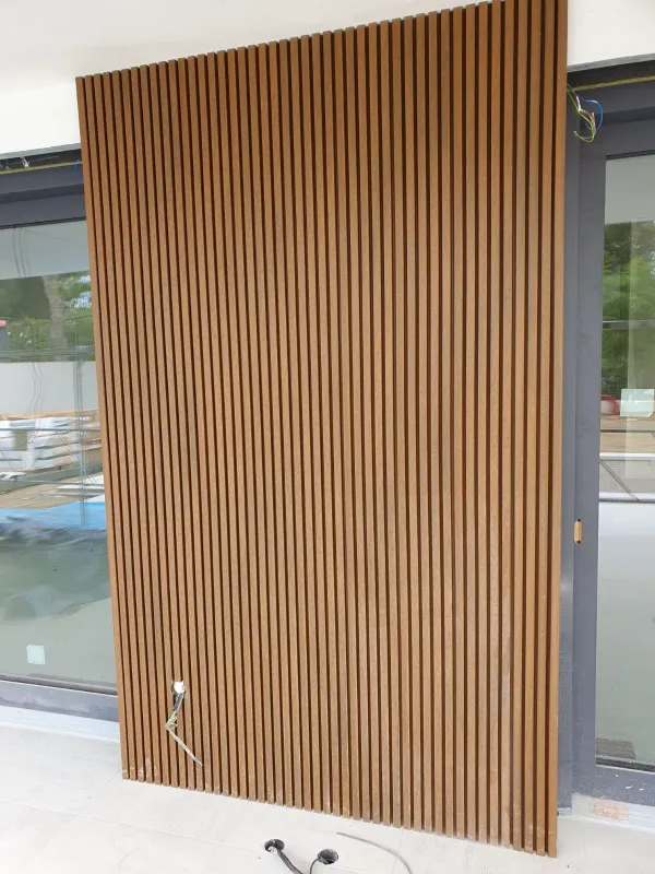 instalación de tarima exterior propiedad en Cerdanyola - detalle de acabado mostrando proceso de trabajo