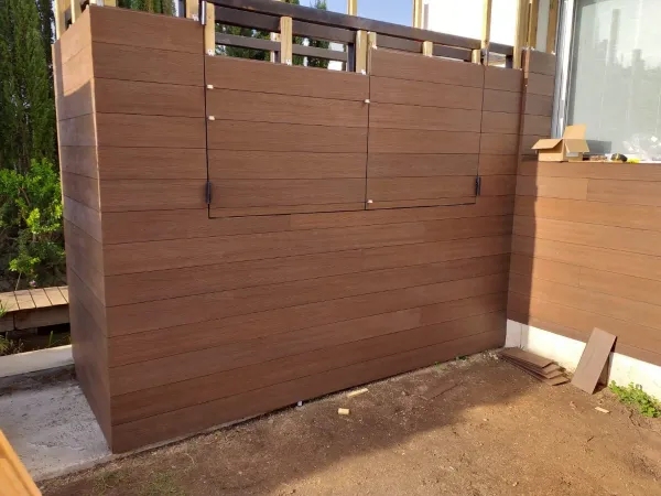 instalación de tarima exterior casa en Ripollet - detalle de acabado mostrando técnica profesional