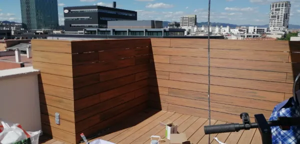 instalación de tarima exterior hogar en Cerdanyola del Vallès - detalle de acabado mostrando vista detallada