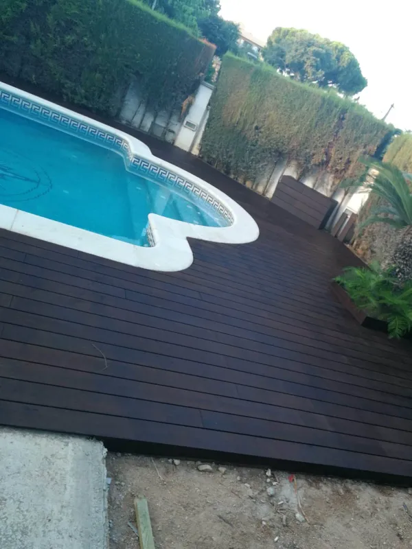 instalación de tarima exterior en instalacion tarima exterior - detalle de acabado mostrando acabado perfecto