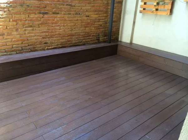 instalación de tarima exterior vivienda en Cerdanyola - trabajo profesional mostrando vista detallada