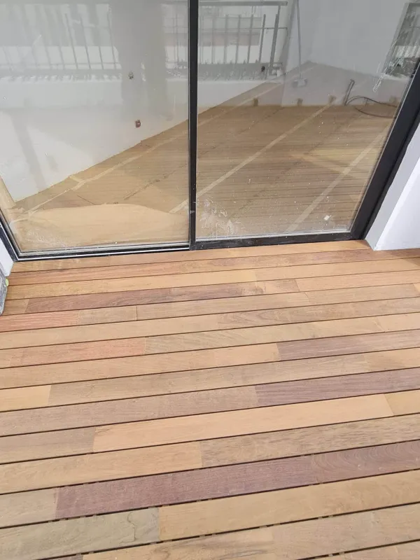 instalación de tarima exterior propiedad en Cerdanyola - vista del proyecto mostrando proceso de trabajo