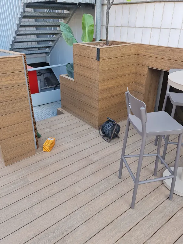 instalación de tarima exterior propiedad en Cerdanyola - proceso de instalación mostrando materiales de calidad