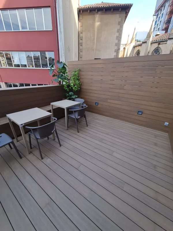 instalación de tarima exterior vivienda en Cerdanyola - trabajo profesional mostrando proceso de trabajo