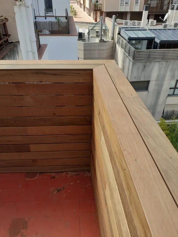 instalación de tarima exterior hogar en Cerdanyola del Vallès - trabajo profesional mostrando materiales de calidad