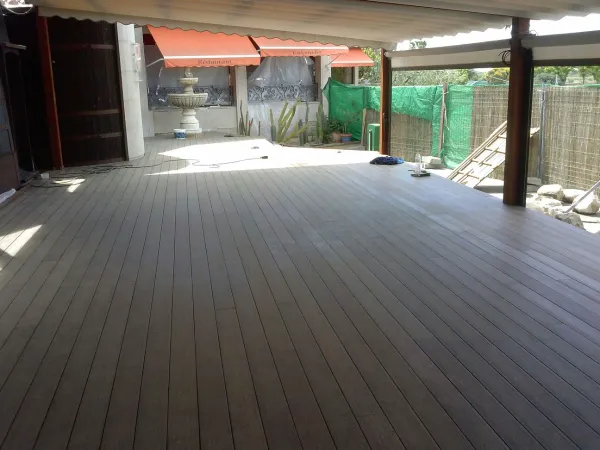 instalación de tarima exterior propiedad en Cerdanyola - proceso de instalación mostrando técnica profesional