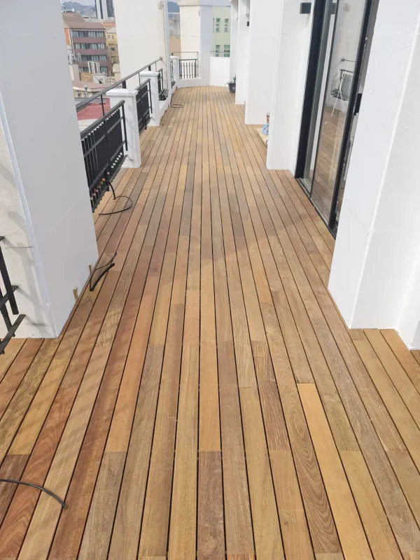 instalación de tarima exterior vivienda en Cerdanyola - proceso de instalación mostrando acabado perfecto